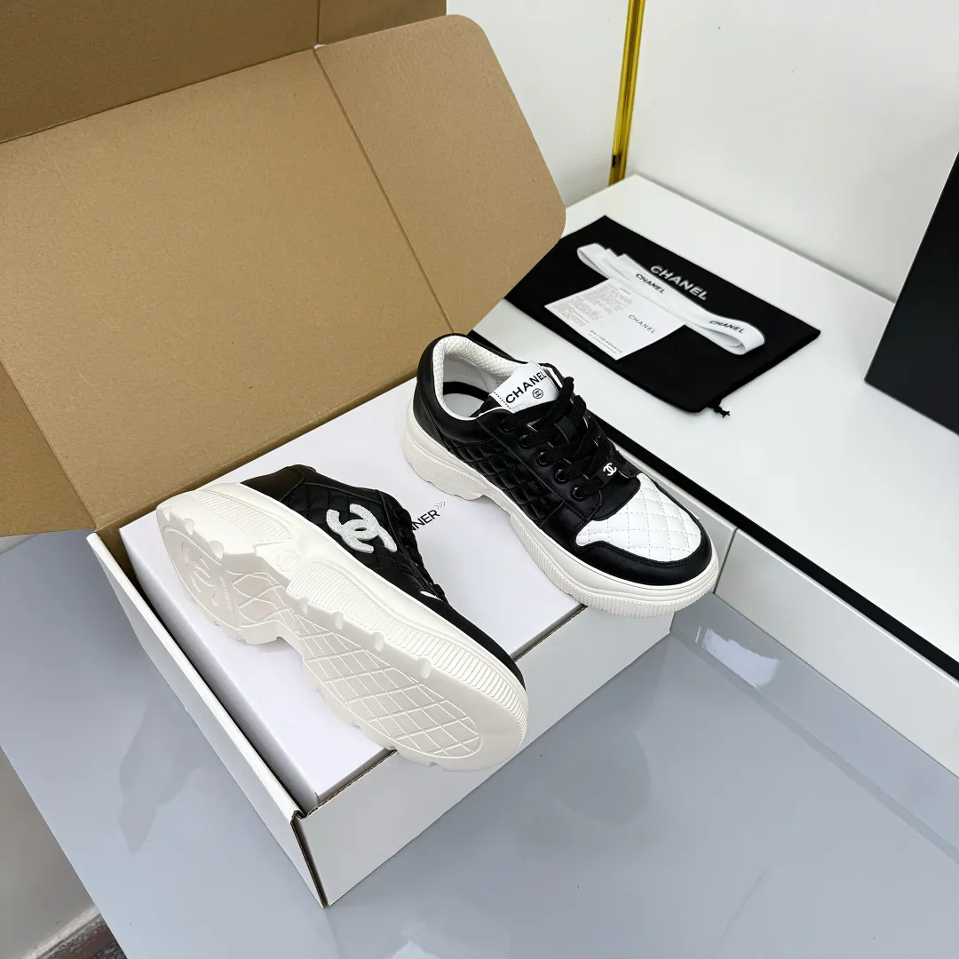 👟👟Ex-factory price 620👟👟 Chanel bread shoes ~ original calfskin panda shoes Chanel 25C latest hot style panda black and white sports shoes casual sneakers Xiaoxiang hot item classic black and white panda color coco girls must pay Fabric: original custom mixed sheepskin lining: original imported breathable mesh lining outsole: Original molded rubber + TPU combination Size: Women's 35-41